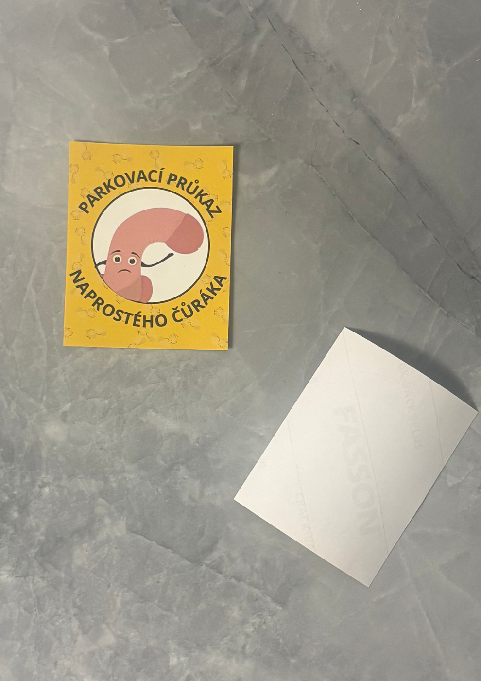 Samolepka „Parkovací průkaz naprostého čůráka“